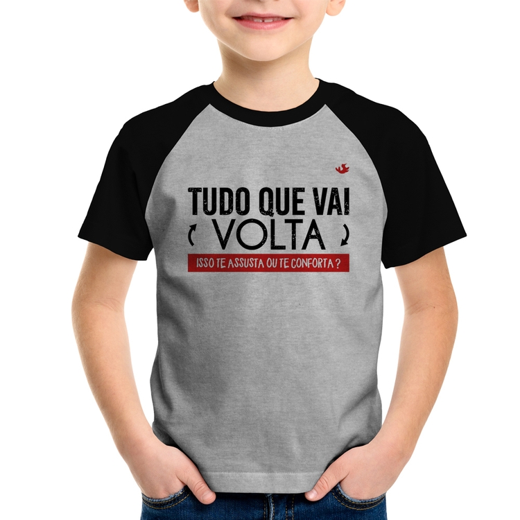 Camiseta Raglan Infantil Tudo que vai volta, isso te assusta ou te conforta? - Cinza/Preto