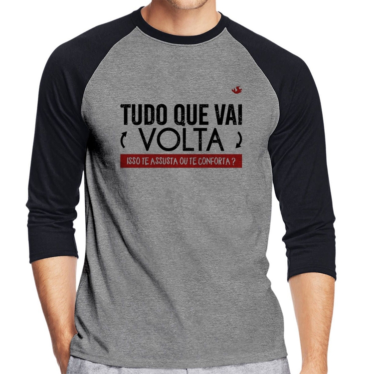 Camiseta Raglan Tudo que vai volta, isso te assusta ou te conforta? Manga 3/4 - Cinza/Preto