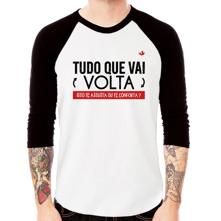 Camiseta Raglan Tudo que vai volta, isso te assusta ou te conforta? Manga 3/4