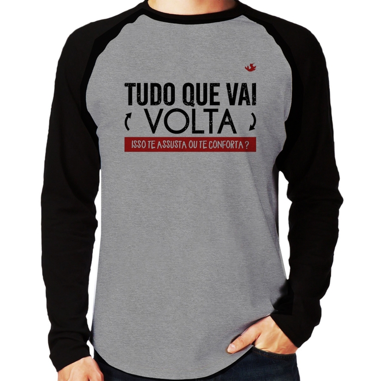 Camiseta Raglan Tudo que vai volta, isso te assusta ou te conforta? Manga Longa - Cinza/Preto