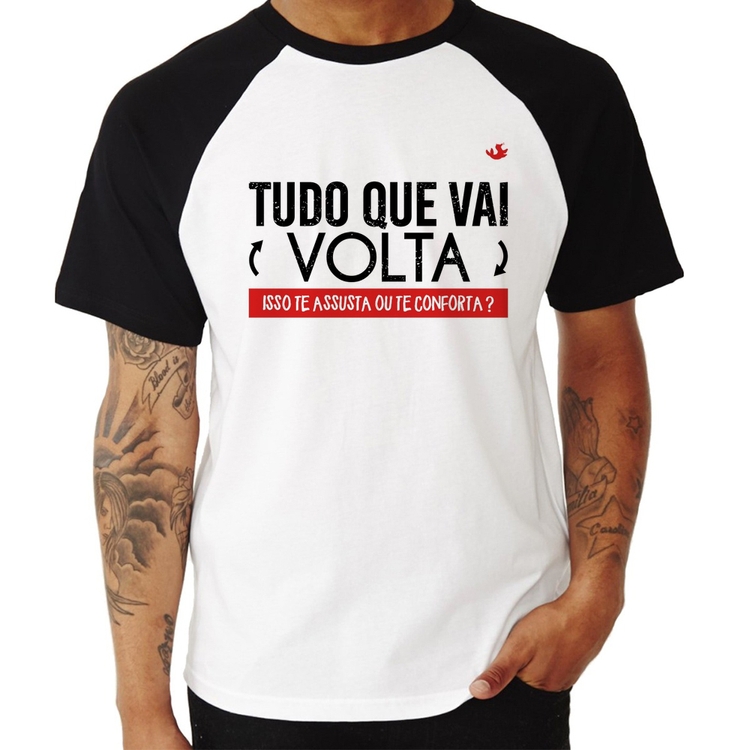 Camiseta Raglan Tudo que vai volta, isso te assusta ou te conforta?
