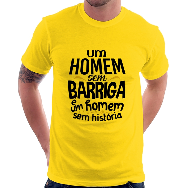 Camiseta Um homem sem barriga é um homem sem história - Amarela