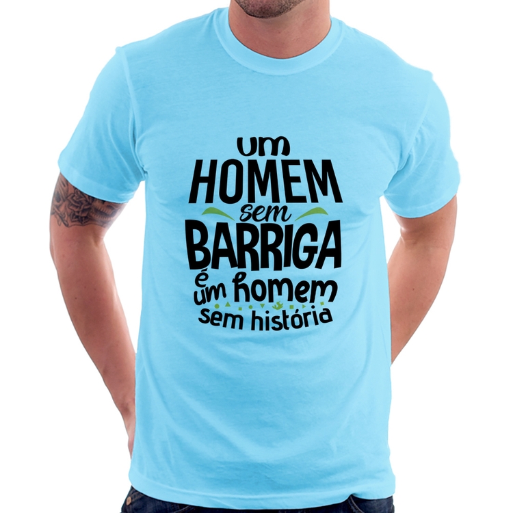 Camiseta Um homem sem barriga é um homem sem história - Azul Bebê