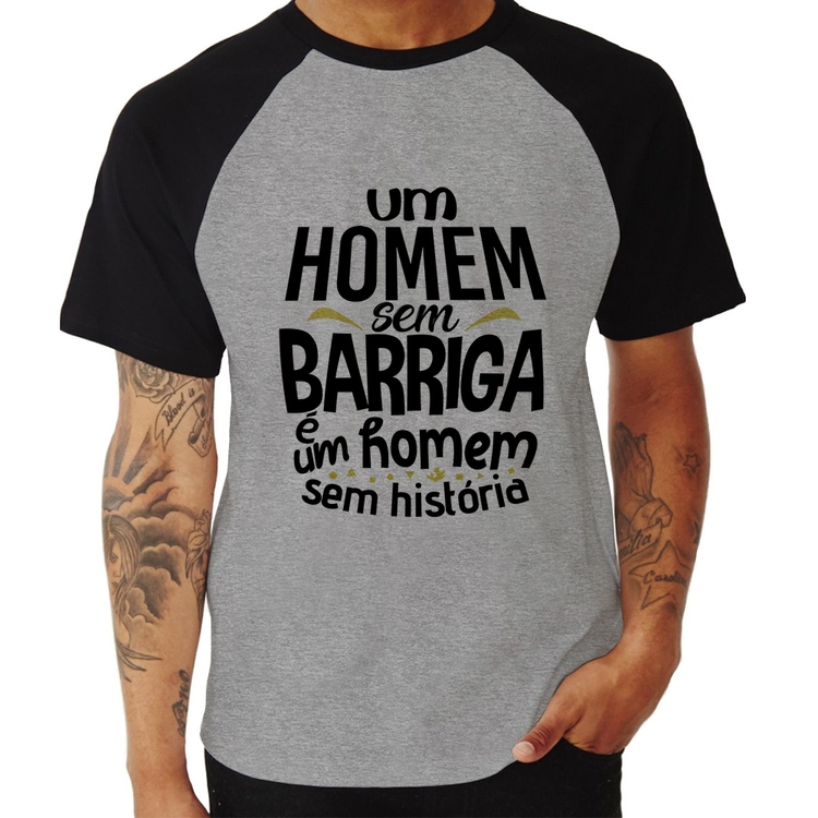 Camiseta Raglan Um homem sem barriga é um homem sem história - Cinza/Preto