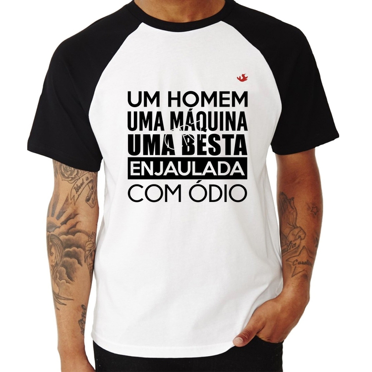 Camiseta Raglan Um homem, uma máquina, uma besta enjaulada com ódio