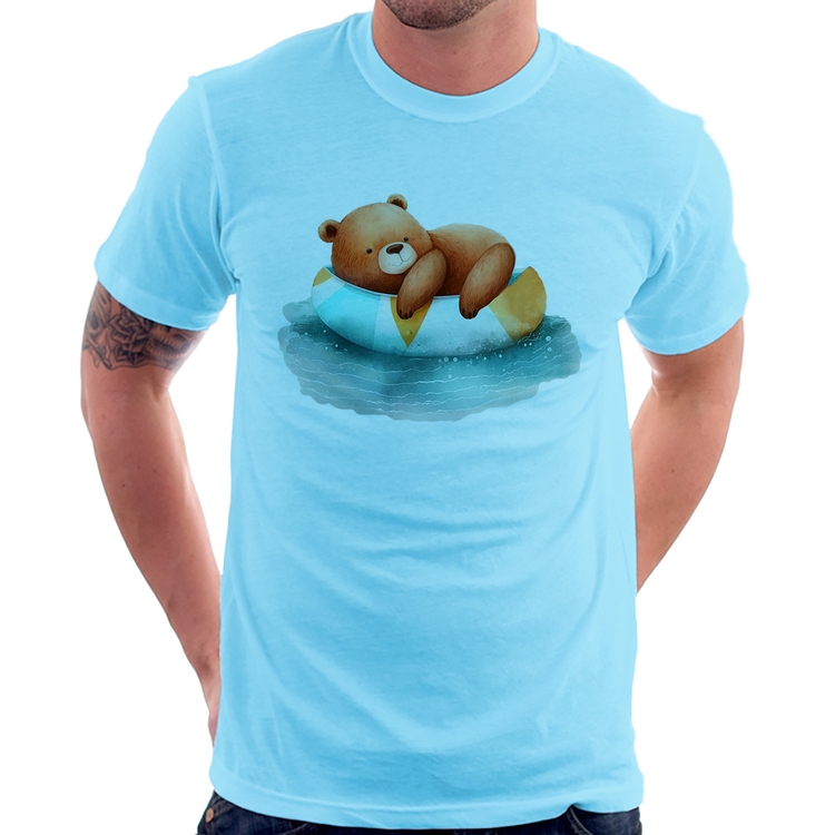 Camiseta Ursinho Teddy Relaxando Na Piscina - Azul Bebê