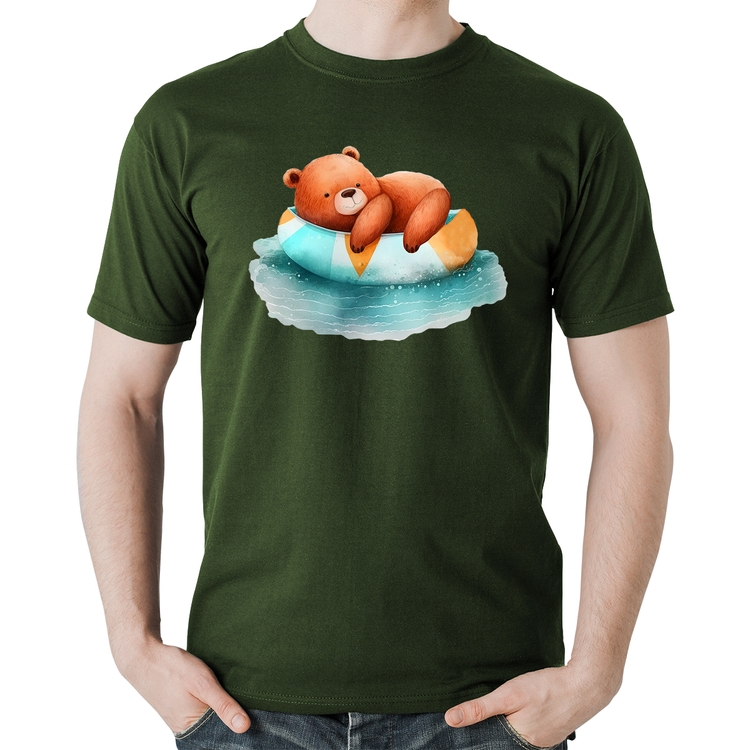 Camiseta Algodão Ursinho Teddy Relaxando Na Piscina - Musgo