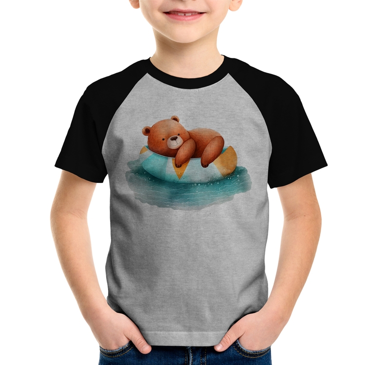 Camiseta Raglan Infantil Ursinho Teddy Relaxando Na Piscina - Cinza/Preto