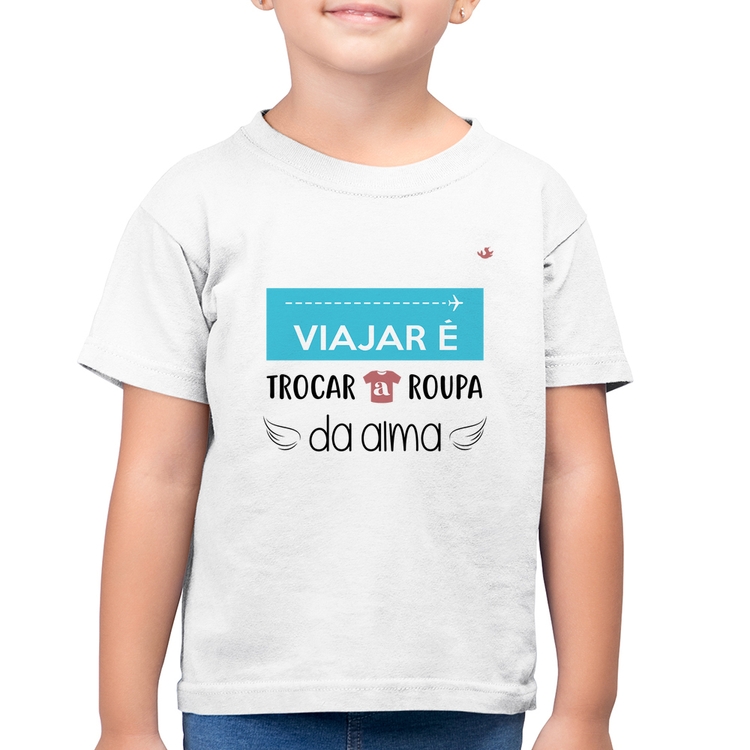 Camiseta Algodão Infantil Viajar é trocar a roupa da alma - Branca