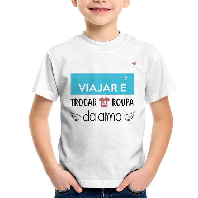 Camiseta Infantil Viajar é trocar a roupa da alma
