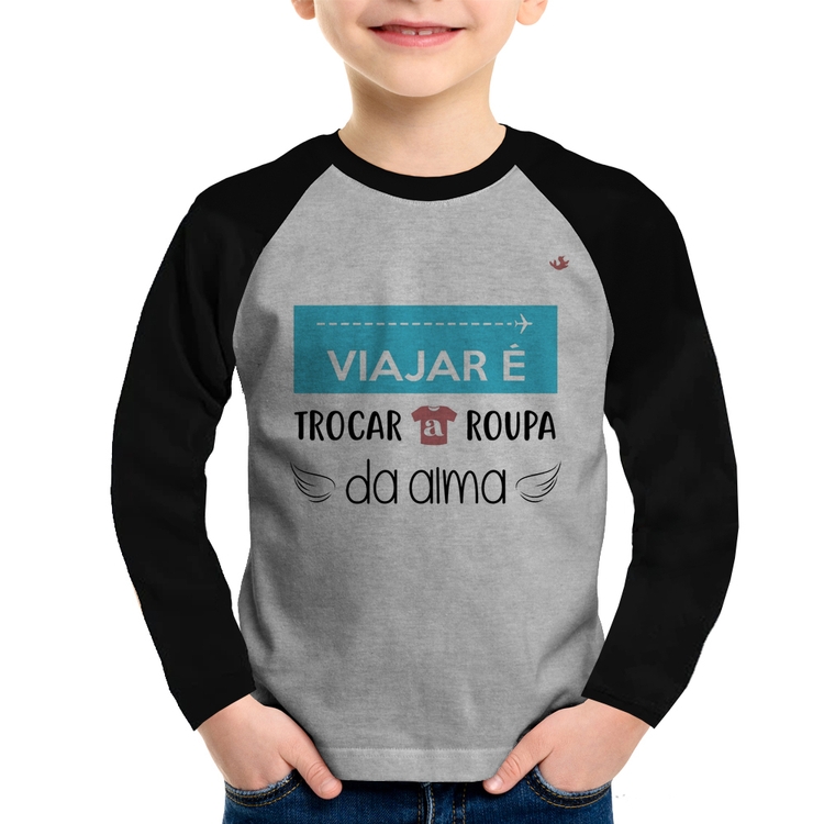 Camiseta Raglan Infantil Viajar é trocar a roupa da alma Manga Longa - Cinza/Preto