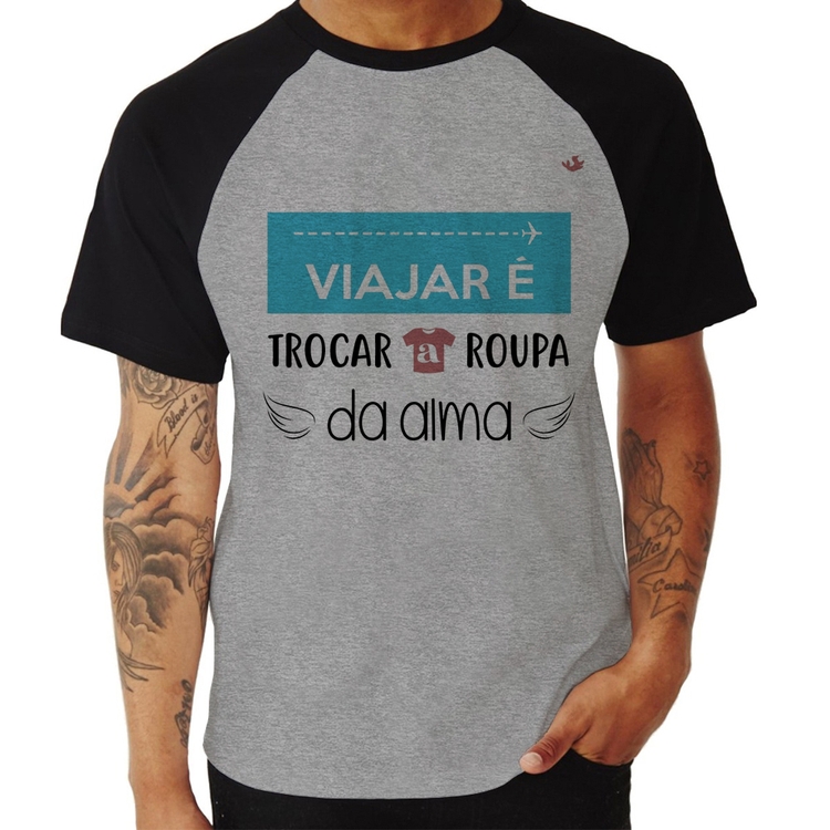 Camiseta Raglan Viajar é trocar a roupa da alma - Cinza/Preto