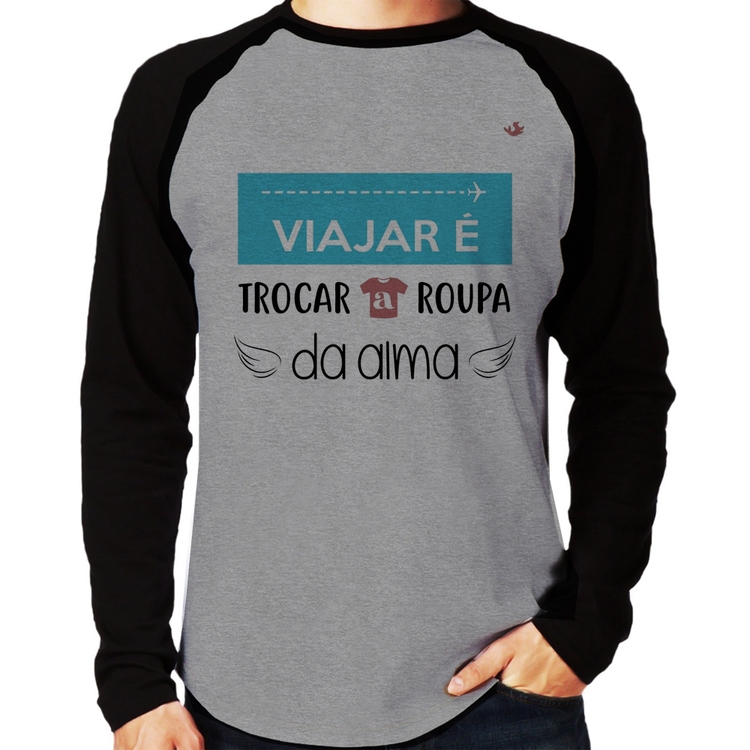 Camiseta Raglan Viajar é trocar a roupa da alma Manga Longa - Cinza/Preto