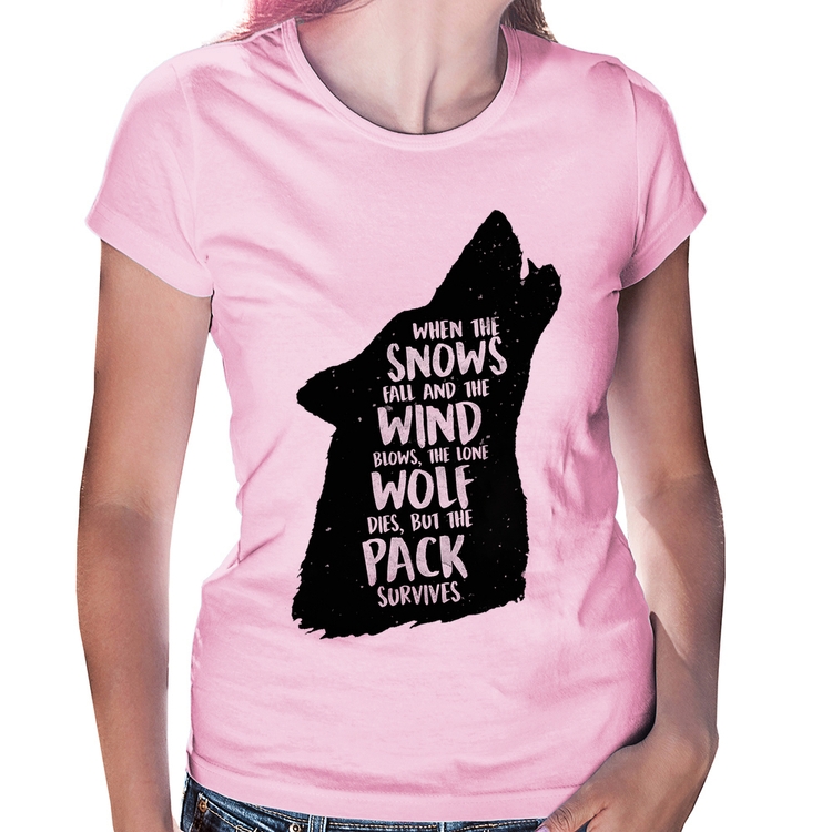 Baby Look When the snows fall and the white winds blow, the lone wolf dies, but the pack survives - Rosa Bebê