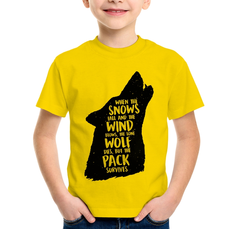 Camiseta Infantil When the snows fall and the white winds blow, the lone wolf dies, but the pack survives - Amarela