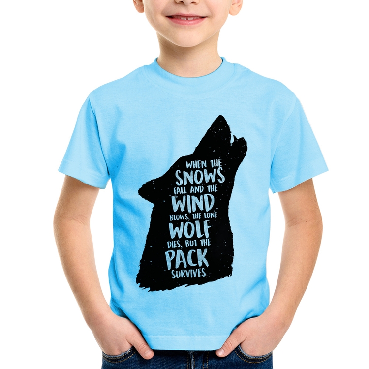 Camiseta Infantil When the snows fall and the white winds blow, the lone wolf dies, but the pack survives - Azul Bebê