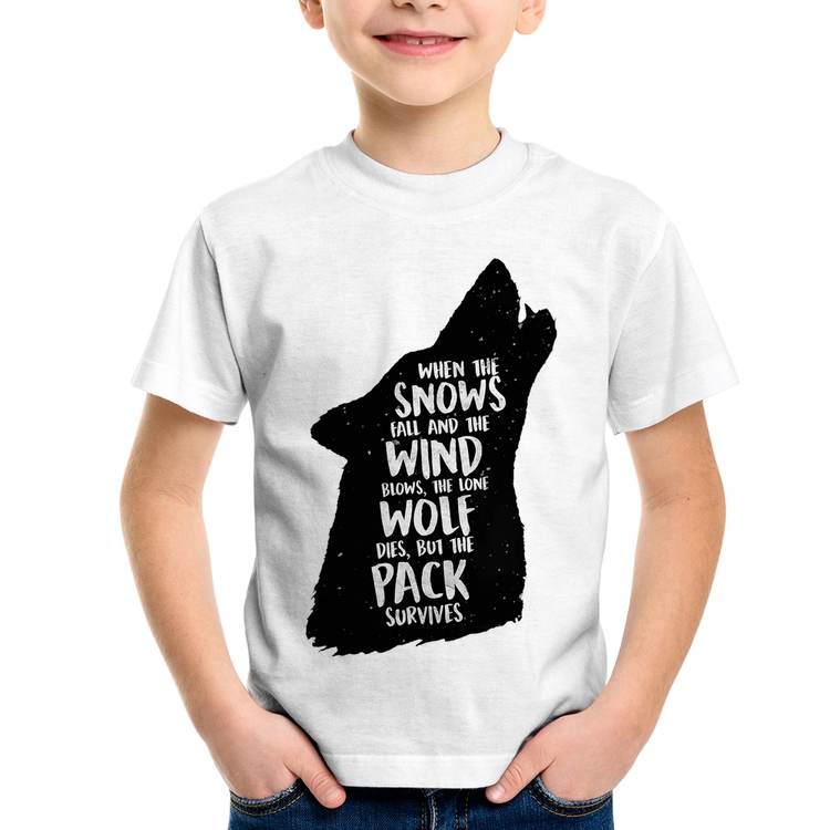 Camiseta Infantil When the snows fall and the white winds blow, the lone wolf dies, but the pack survives