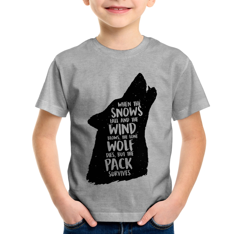 Camiseta Infantil When the snows fall and the white winds blow, the lone wolf dies, but the pack survives - Cinza