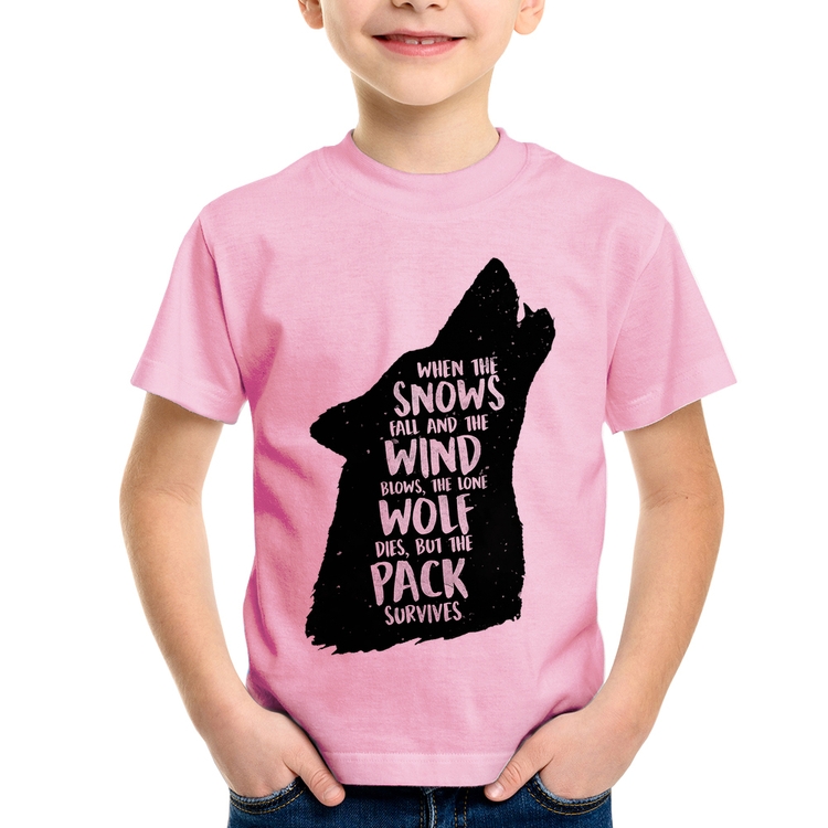 Camiseta Infantil When the snows fall and the white winds blow, the lone wolf dies, but the pack survives - Rosa Bebê