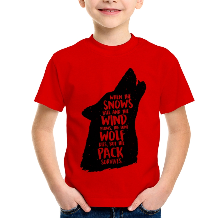 Camiseta Infantil When the snows fall and the white winds blow, the lone wolf dies, but the pack survives - Vermelha