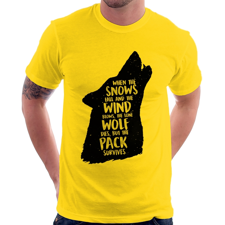Camiseta When the snows fall and the white winds blow, the lone wolf dies, but the pack survives - Amarela