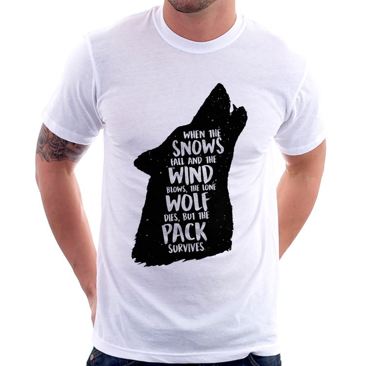 Camiseta When the snows fall and the white winds blow, the lone wolf dies, but the pack survives