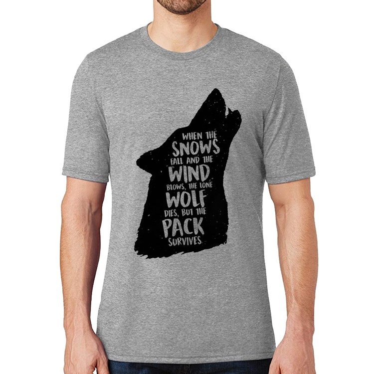 Camiseta When the snows fall and the white winds blow, the lone wolf dies, but the pack survives - Cinza