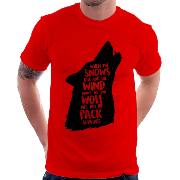 Camiseta When the snows fall and the white winds blow, the lone wolf dies, but the pack survives - Vermelha