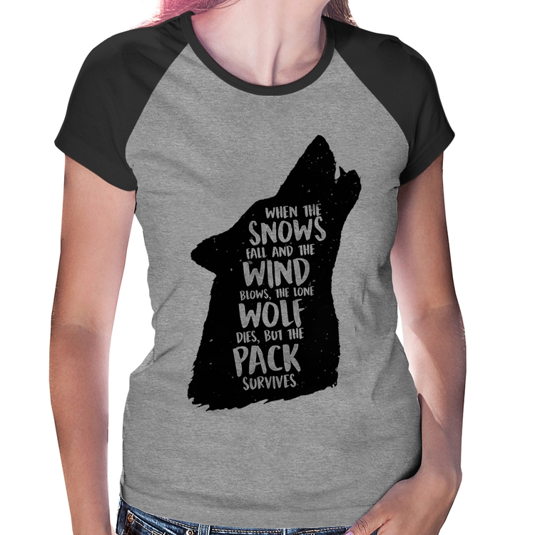 Baby Look Raglan When the snows fall and the white winds blow, the lone wolf dies, but the pack survives - Cinza/Preto