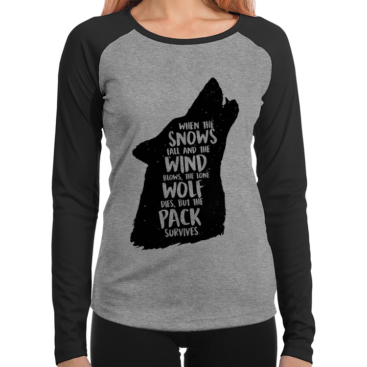 Baby Look Raglan When the snows fall and the white winds blow, the lone wolf dies, but the pack survives Manga Longa - Cinza/Preto