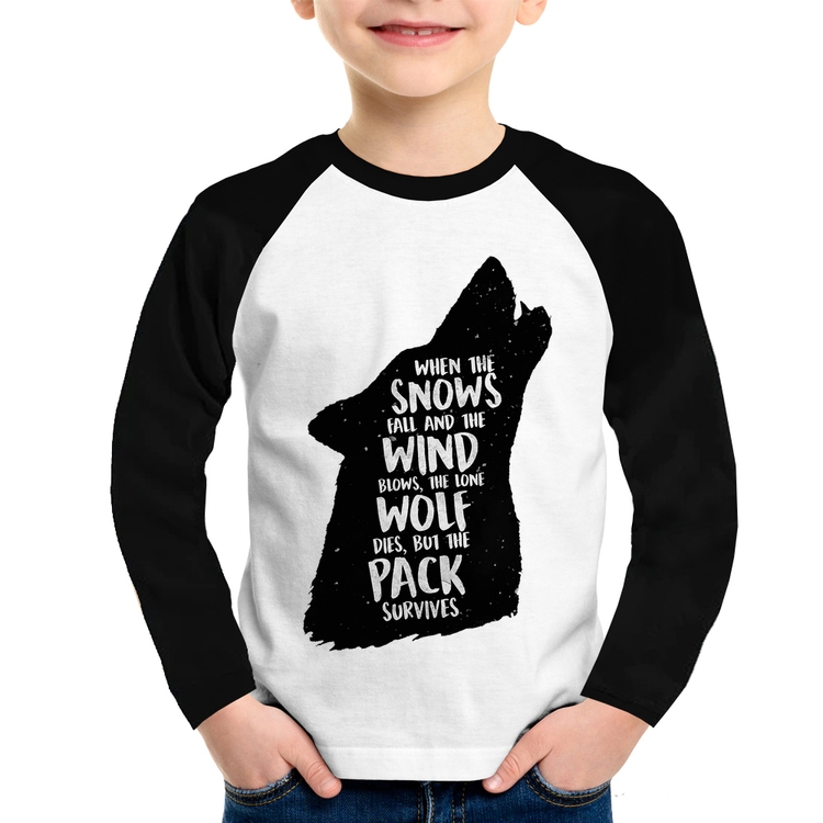Camiseta Raglan Infantil When the snows fall and the white winds blow, the lone wolf dies, but the pack survives Manga Longa