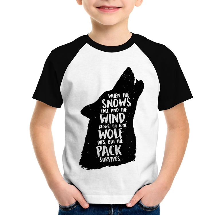 Camiseta Raglan Infantil When the snows fall and the white winds blow, the lone wolf dies, but the pack survives