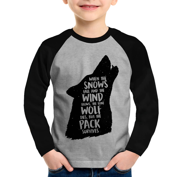Camiseta Raglan Infantil When the snows fall and the white winds blow, the lone wolf dies, but the pack survives Manga Longa - Cinza/Preto