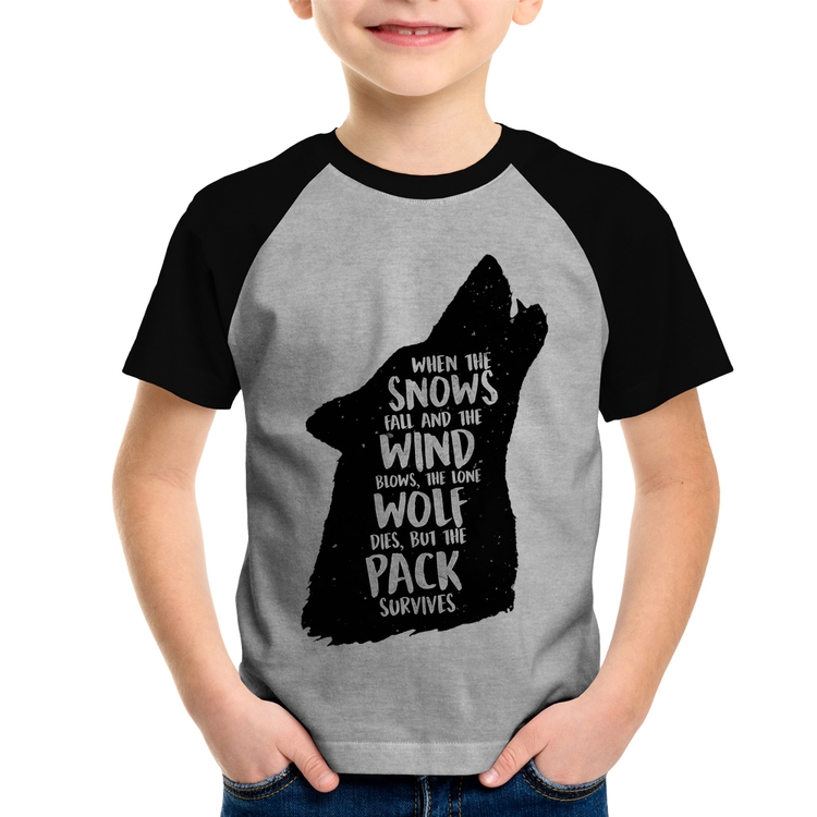 Camiseta Raglan Infantil When the snows fall and the white winds blow, the lone wolf dies, but the pack survives - Cinza/Preto
