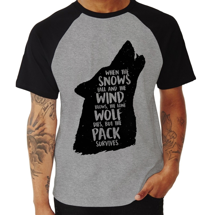 Camiseta Raglan When the snows fall and the white winds blow, the lone wolf dies, but the pack survives - Cinza/Preto