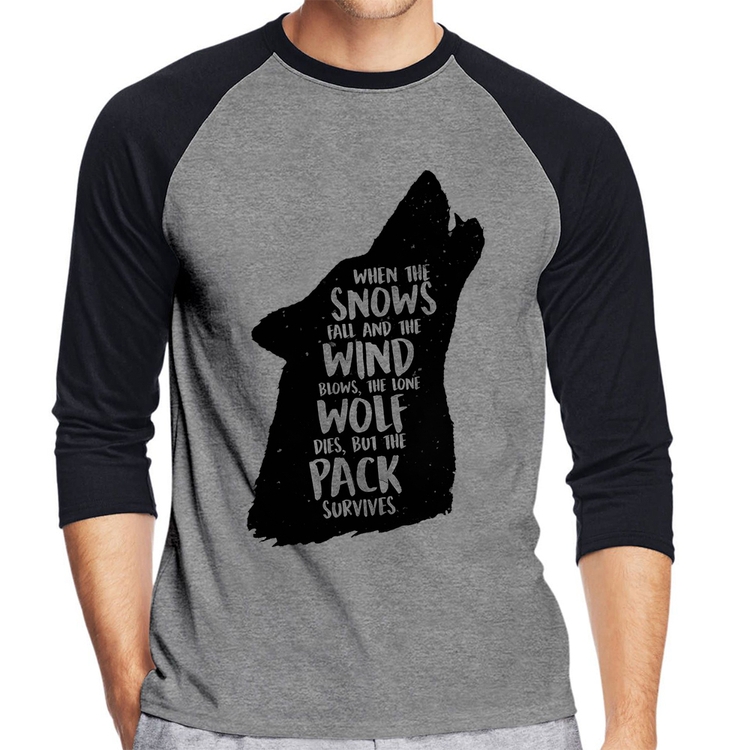 Camiseta Raglan When the snows fall and the white winds blow, the lone wolf dies, but the pack survives Manga 3/4 - Cinza/Preto