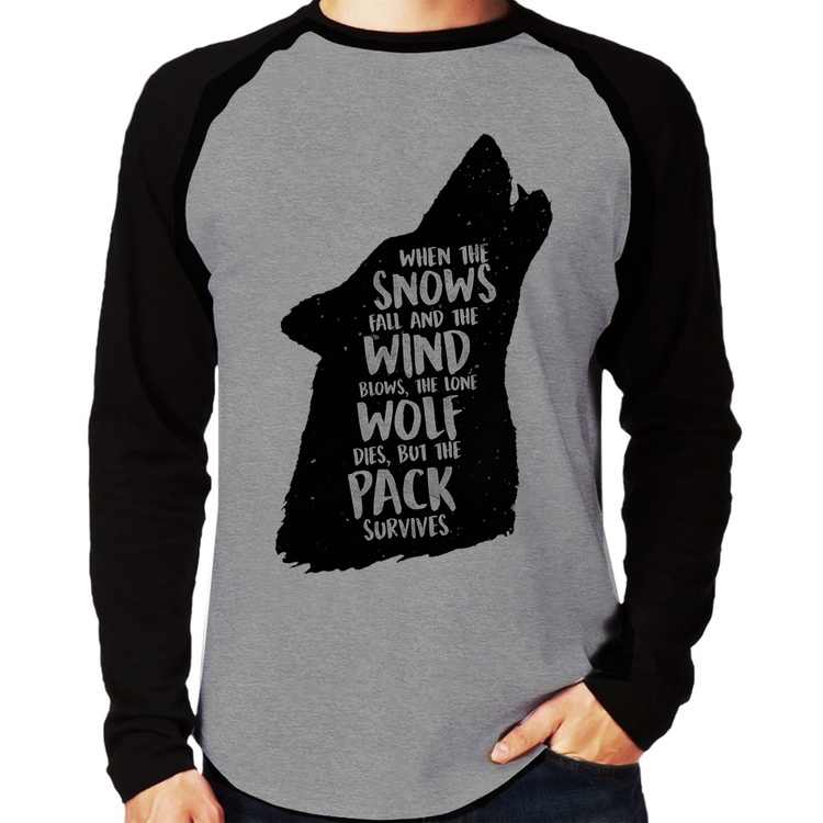 Camiseta Raglan When the snows fall and the white winds blow, the lone wolf dies, but the pack survives Manga Longa - Cinza/Preto