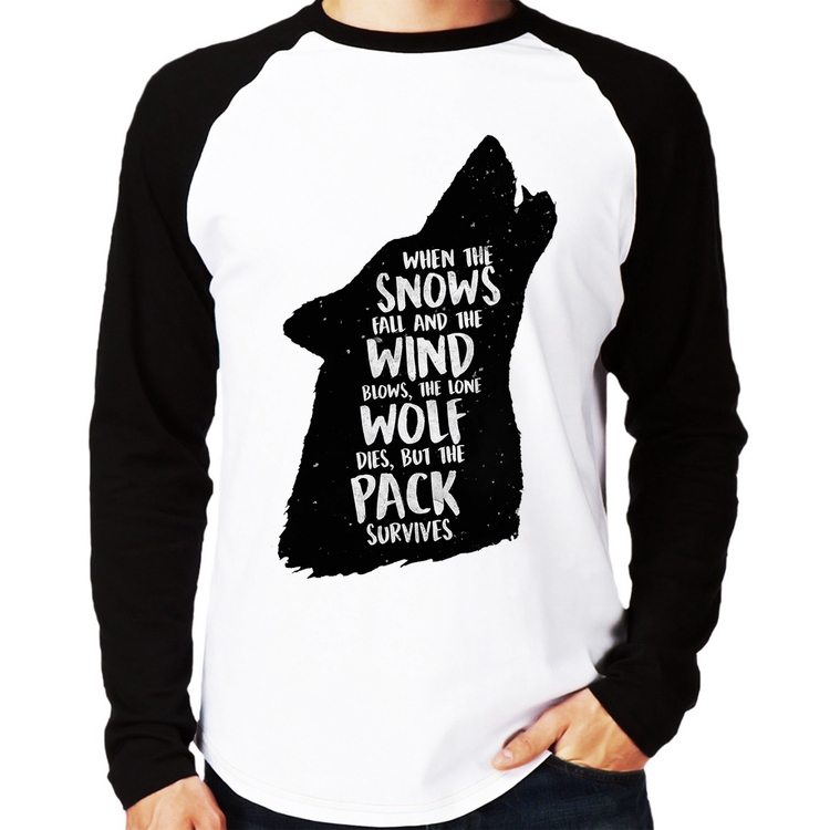 Camiseta Raglan When the snows fall and the white winds blow, the lone wolf dies, but the pack survives Manga Longa