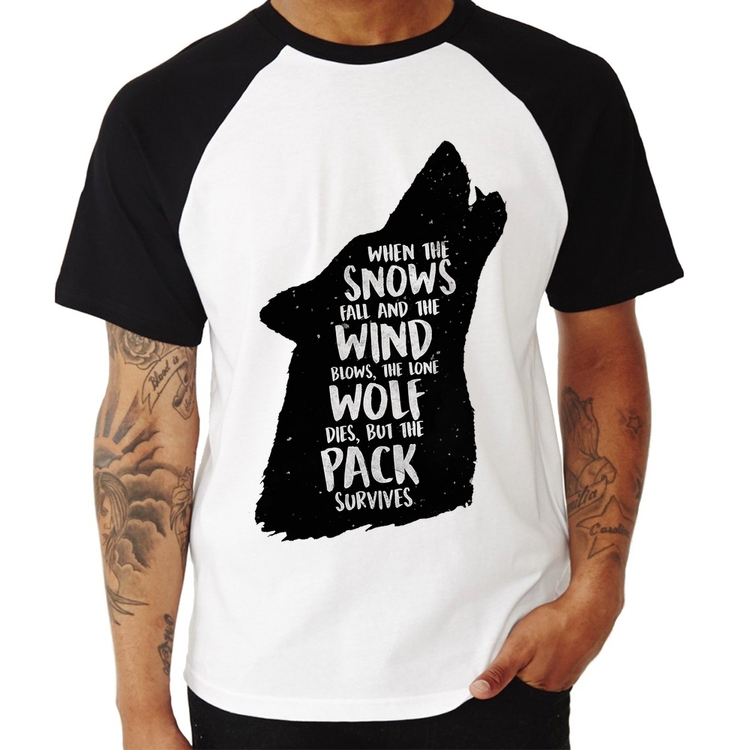 Camiseta Raglan When the snows fall and the white winds blow, the lone wolf dies, but the pack survives
