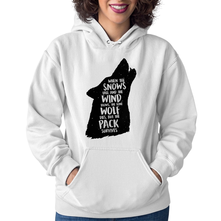 Moletom Feminino When the snows fall and the white winds blow, the lone wolf dies, but the pack survives - Branco