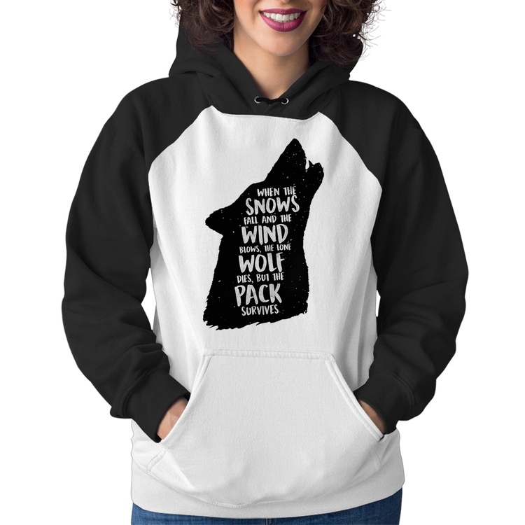 Moletom Feminino When the snows fall and the white winds blow, the lone wolf dies, but the pack survives