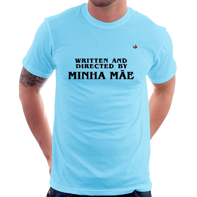Camiseta Written and directed by minha mãe - Azul Bebê